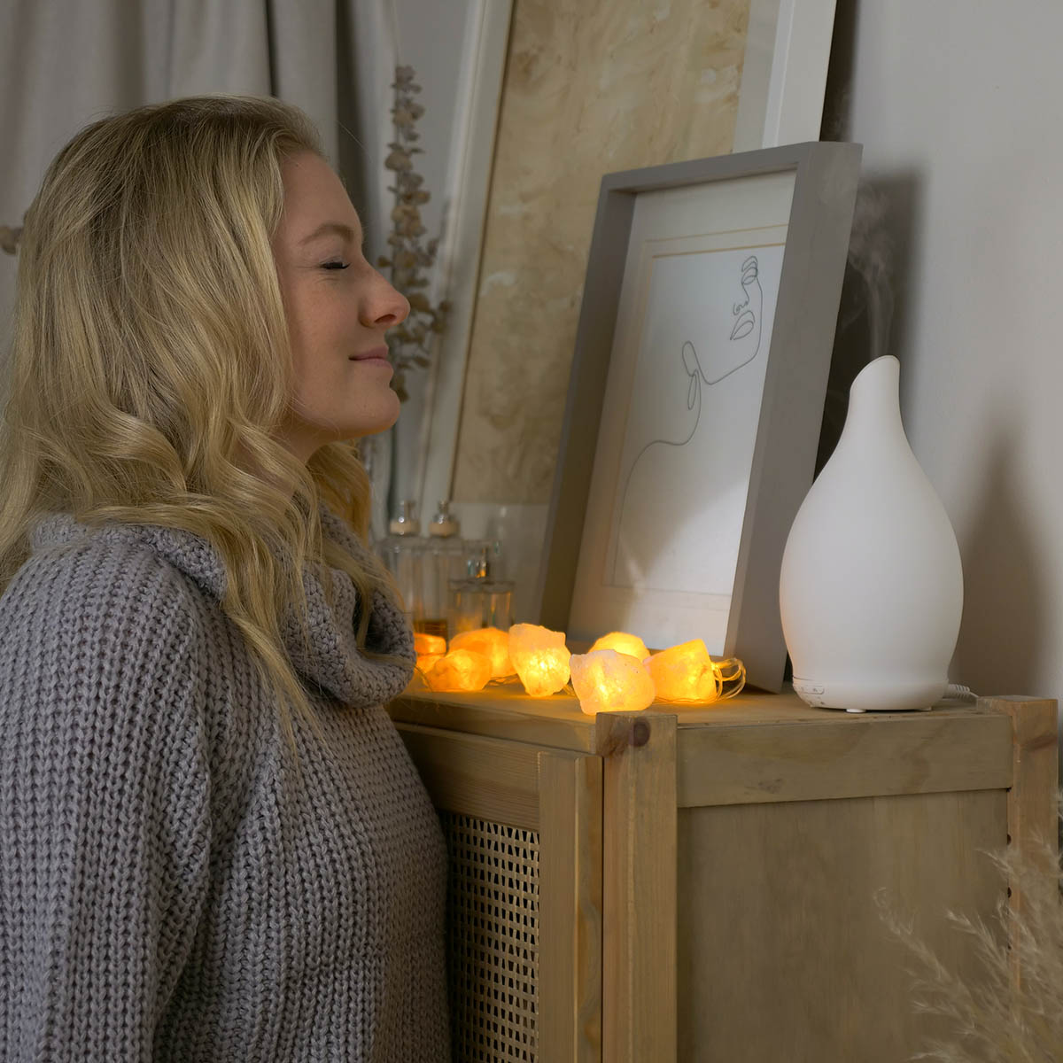 Greta Ultrasonic Diffuser with blown glass cover Essential oil diffuser with multi-coloured LED light 150 ml ultrasonic diffuser Blown glass aromatherapy diffuser Greta diffuser with LED lighting Ultrasonic essential oil diffuser on tabletop Decorative glass diffuser with timer settings
USB-powered Greta Ultrasonic Diffuser