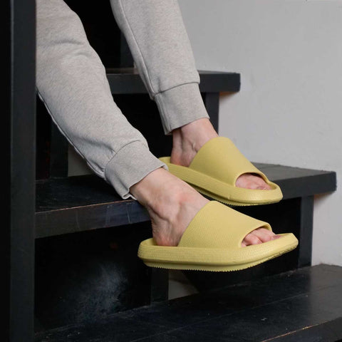 Wholesale Comfy'z Men's & Women's Slides Package Deal (86 Pairs)